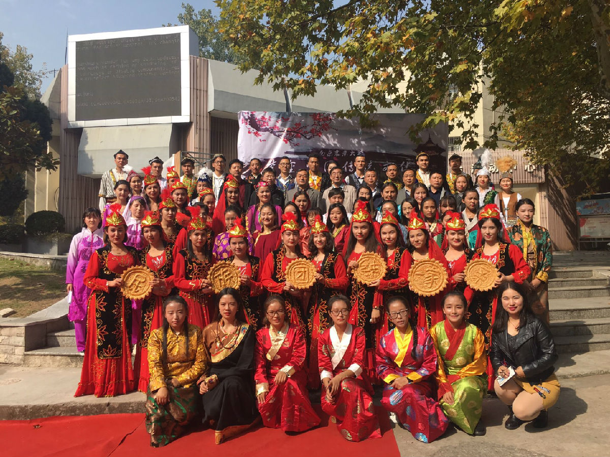 民族文化展览会合影.jpg